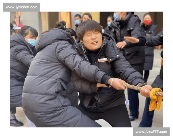《团结协作拼尽全力记一次激烈而精彩的拔河比赛》
